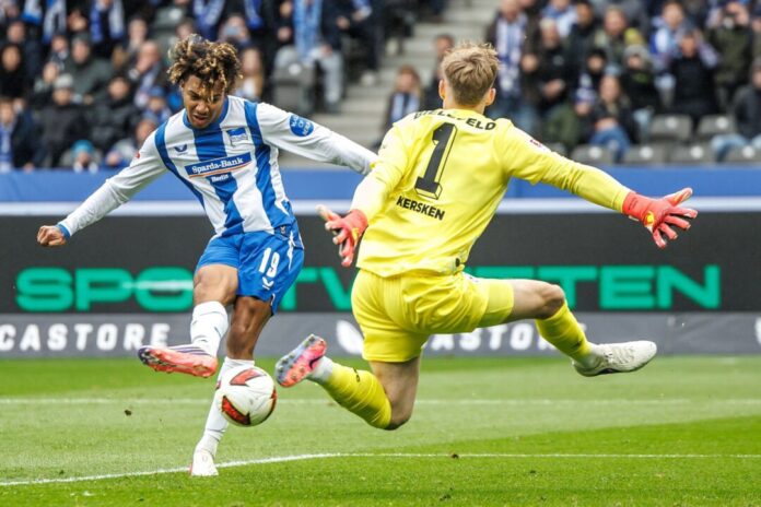 Hertha BSC - Arminia Bielefeld Adewumi (l) scheitere kurz vor der Pause an Kersken.
