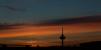 Der Herbst bringt kühles und nasses Wetter nach NRW Zum Start in den Dienstag setzt sich die Sonne fast überall in NRW gegen den Nebel durch. (Symbolbild)