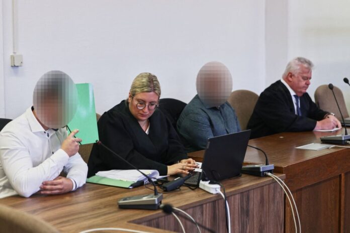 Prozess gegen zwei Polizeibeamte Die Angeklagten gaben an, sie hätten sich durch den Mann bedroht gefühlt.