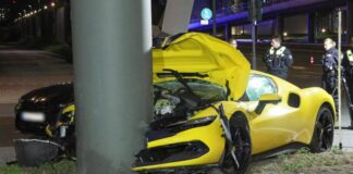 Sportwagen prallt gegen Brückenpfeiler – illegales Rennen? Fahrer und Beifahrer kamen mit leichten Verletzungen davon.
