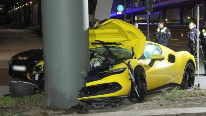 Sportwagen prallt gegen Brückenpfeiler Fahrer und Beifahrer kamen mit leichten Verletzungen davon.