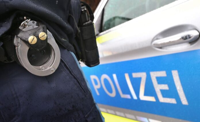 Polizei Frau schwer verletzt in Wohnung entdeckt. (Symbolbild)