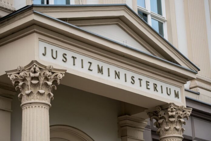 Justizministerium Nordrhein-Westfalen Das Eingangsportal des nordrhein-westfälischen Justizministeriums in Düsseldorf. (Archivbild)
