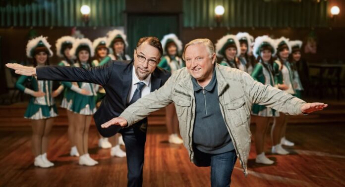"Tatort: Narrentanz" mit Jan Josef Liefers und Axel Prahl Kriminalhauptkommissar Frank Thiel (rechts, Axel Prahl) und Rechtsmediziner Professor Karl-Friedrich Boerne (Jan Josef Liefers) werden im «Tatort: Narrentanz» (15.11. im Ersten) in die Welt des westfälischen Karnevals katapultiert. (WDR-Handout)