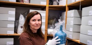 Abenteuer Almanya – Als die ersten Türken kamen Bengü Kocatürk-Schuster, wissenschaftliche Mitarbeiterin des Dokumentationszentrums und Museums über die Migration in Deutschland (DOMiD), zeigt eine Trinkflasche, die zur Reiseverpflegung auf der ersten Fahrt von der Türkei nach Deutschland gehörte.
