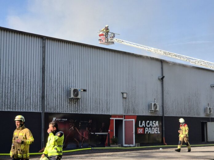 Feuer in Sportzentrum in Alsdorf Der Brand brach nach ersten Erkenntnissen der Feuerwehr in der Sauna aus.