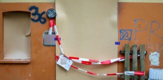 Das Brandhaus wurde als Tatort beschlagnahmt und versiegelt. 