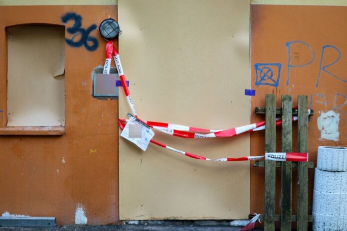 Festnahme nach Feuer mit drei Toten in Bochum Das Brandhaus wurde als Tatort beschlagnahmt und versiegelt.