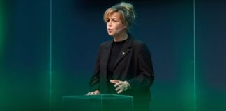 Mona Neubaur führt Grüne erneut in NRW-Wahlkampf Mona Neubaur gibt selbstbewusste Wahlziele für die Grünen in NRW aus.