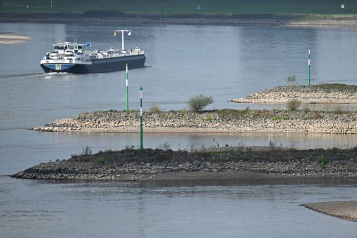 Frachtschiff auf dem Rhein Das Niedrigwasser behindert auch die Schifffahrt auf dem Rhein.