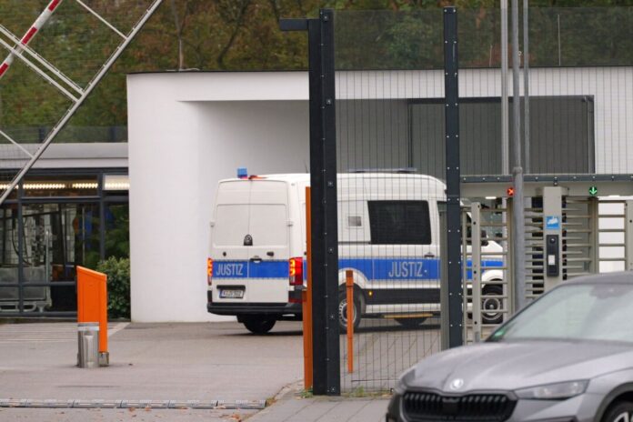 Haftvorführung eines mutmaßlichen Stromsaboteurs am BGH Ein Ermittlungsrichter am BGH hat über den Haftbefehl entschieden.