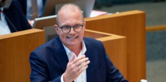 SPD-Spitzenkandidat in NRW: Schröder ist in Partei isoliert Jochen Ott hält Gerhard Schröder in der SPD für isoliert. (Archivfoto)