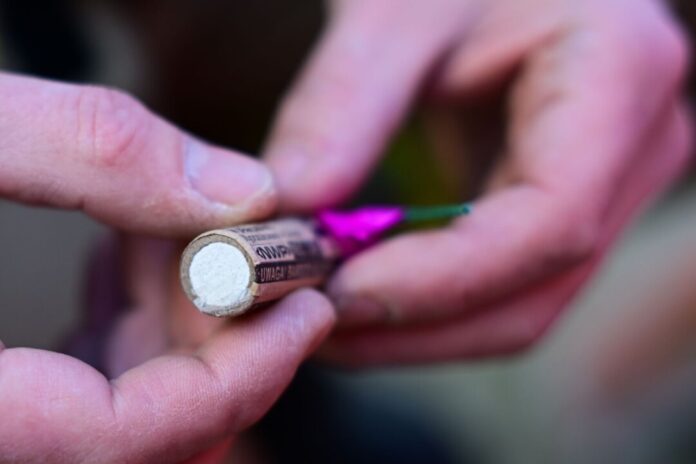 Böller Der Umgang mit pyrotechnischen Gegenständen sei gefährlich - vor allem, wenn es sich um illegale Böller handele, betonte die Polizei. (Symbolbild)