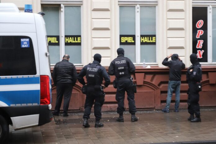 Durchsuchungen wegen Verdacht auf Waffen- und Drogenhandel Der Einsatz begann am frühen Morgen.
