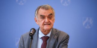 Innenminister Reul leidet nach OP unter Ausspracheproblemen Herbert Reul bei einem Pressestatement - er hat sich zu seinem Gesundheitszustand geäußert. (Archivbild)
