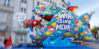 Bunter Fisch auf Berlinreise: Bündnis wirbt für AfD-Verbot Die Aktivisten sind auf dem Weg nach Berlin.