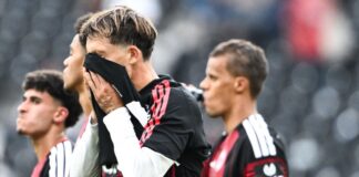 Hütter macht klar: Koch bleibt Eintracht-Kapitän Zuletzt stark in der Kritik: Eintracht-Routinier Robin Koch (vorne). (Archivbild)