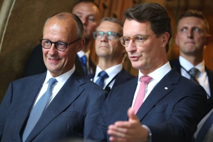 Westfälischer Friedenspreis 2026 - Ankunft Kanzler Merz und NRW-Regierungschef Wüst nehmen gemeinsam an der Veranstaltung in Münster teil.