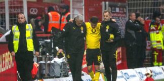 Verletzung am Sprunggelenk: BVB bangt um Karetsas Gestützt von Betreuern humpelte Konstantinos Karetsas vom Feld.