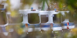 Vermisste aus NRW: Leiche gefunden – Ehemann festgenommen Einsatzfahrzeuge der Polizei stehen auf einem Recyclinghof, auf dem nach der Frau gesucht wurde.