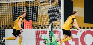 Wieder in Runde zwei: Pokal-Aus für Schalke in Dresden Schalkes Torwart Loris Karius (M) kann die 1:0-Führung von Dynamo Dresden nicht verhindern.
