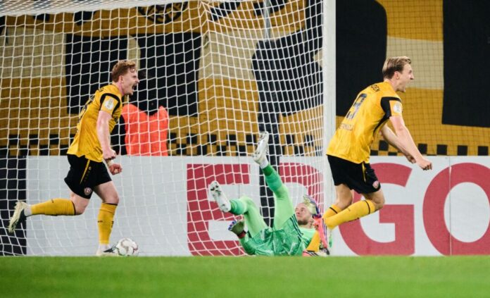 SG Dynamo Dresden - FC Schalke 04 Schalkes Torwart Loris Karius (M) kann die 1:0-Führung von Dynamo Dresden nicht verhindern.