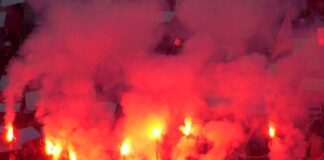 Ausschreitungen bei Köln gegen Mönchengladbach: „Wer pyrotechnische Gegenstände gezielt auf Menschen richtet, ist kein Fan“ Pyrotechnik wird in einem Stadion gezündet. Foto: pixabay