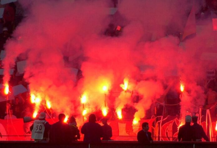 Pyrotechnik wird in einem Stadion gezündet. Foto: pixabay Pyrotechnik wird in einem Stadion gezündet. Foto: pixabay