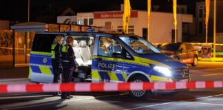 Schüsse in Bielefeld – drei Menschen verletzt An einem Parkplatz in Bielefeld fallen Schüsse, drei Menschen kommen mit Schussverletzungen ins Krankenhaus.