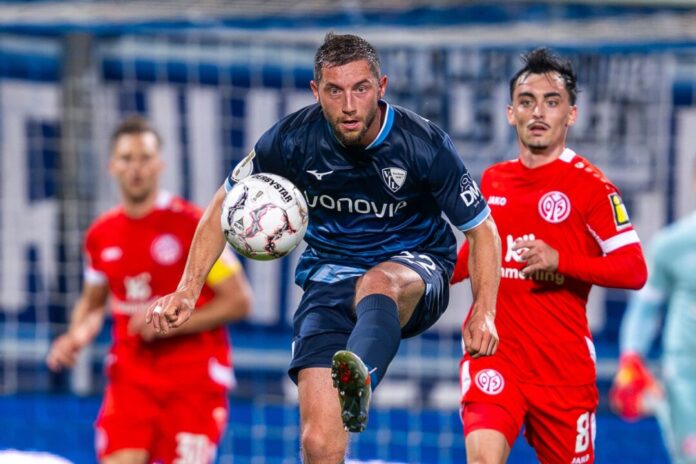 VfL Bochum - FSV Mainz 05 Bochums Maximilian Wittek behauptet den Ball vor Paul Nebel.