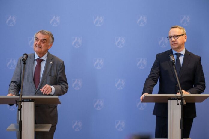 Statement Reul und Limbach zu Schlag gegen russische Hackergruppe NRW-Justizminister Benjamin Limbach (Grüne) berichtete von geduldiger Detailarbeit, mit der die deutschen Ermittler dem russischen Hacker auf die Schliche gekommen seien.
