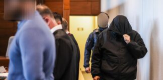 «Kölner Drogenkrieg»: Prozess wegen Marihuana-Raubs begonnen Die Angeklagten sollen einen Bewacher der Drogen mit einer Maschinenpistole bedroht haben.