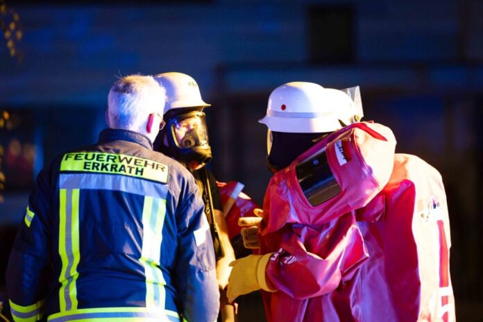 Großeinsatz wegen Desinfektionslösung in Hilden Zunächst war unklar, was für eine Flüssigkeit auf dem Gelände einer Spedition ausgetreten war.
