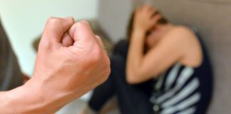 Plakate werben für anonyme Spurensicherung Für viele Betroffene bedeutet eine Anzeige auch, sich mit der erlebten Gewalt immer wieder auseinandersetzen zu müssen. (Symbolbild)