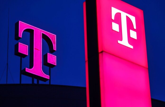 Deutsche Telekom AG Das Telekom-Logo an der Bonner Konzernzentrale - dort ist das Handynetz gut, anderswo gibt es noch Lücken. (Archivbild)
