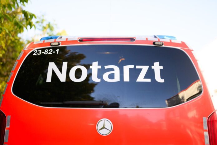 Notarzt Rettungskräfte hatten den Mann schwerst verletzt in ein Krankenhaus gebracht. (Symbolbild)