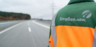 Neue Brücke wird in Königswinter über Gleise eingeschoben Der Landesbetrieb Straßen.NRW hat den neuen Stand der L193-Brücke in Königswinter verkündet. (Symbolbild)