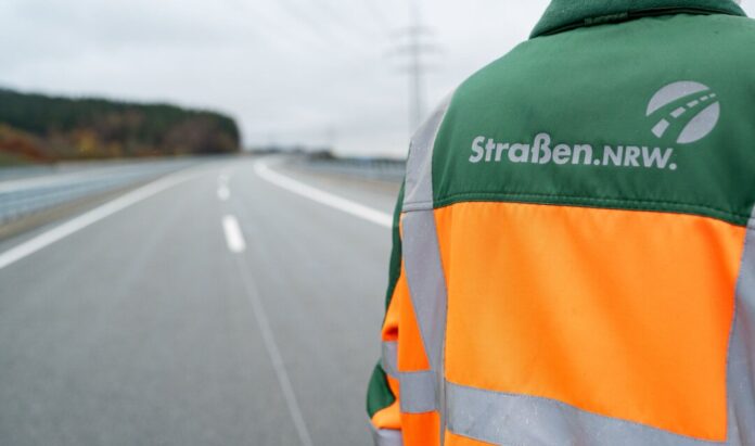 Ein Mitarbeiter des Landesbetriebs Straßen.NRW Der Landesbetrieb Straßen.NRW hat den neuen Stand der L193-Brücke in Königswinter verkündet. (Symbolbild)