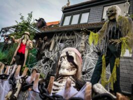 «Halloween-Haus» in Mettmann eröffnet Der Vorgarten des «Halloween-Hauses» in Mettmann ist gruselig gestaltet.