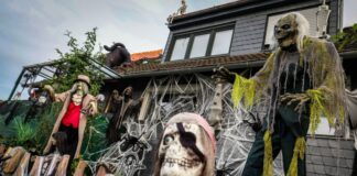 «Halloween-Haus» in Mettmann eröffnet Der Vorgarten des «Halloween-Hauses» in Mettmann ist gruselig gestaltet.