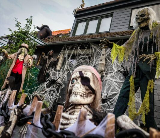 «Halloween-Haus» in Mettmann eröffnet Der Vorgarten des «Halloween-Hauses» in Mettmann ist gruselig gestaltet.