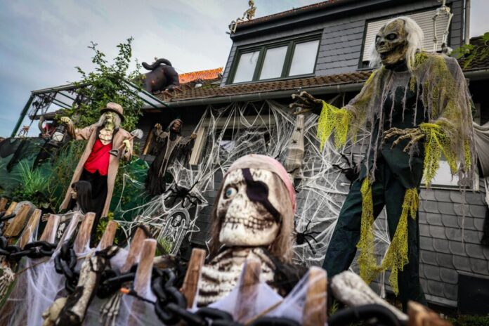 «Halloween-Haus» in Mettmann eröffnet Der Vorgarten des «Halloween-Hauses» in Mettmann ist gruselig gestaltet.