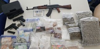 Polizei findet Drogenversteck – Drei Verletzte bei Festnahme Drogen, Waffen und Bargeld hat die Polizei bei einem mutmaßlichen Dealer in Troisdorf gefunden.
