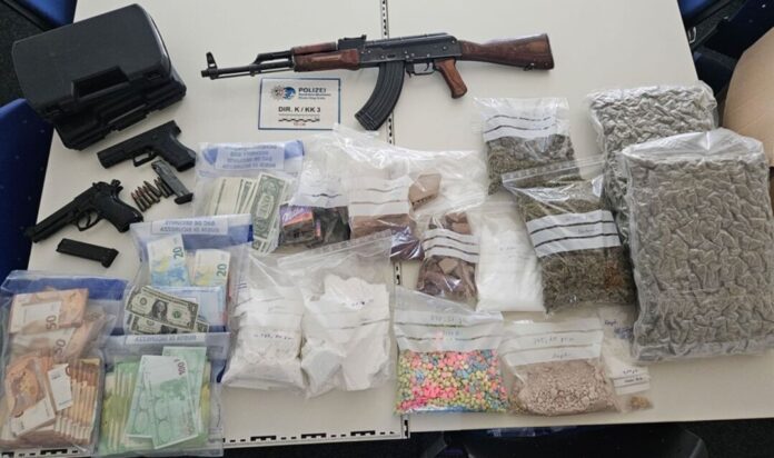 Polizei stellt Drogen und Waffen sicher Drogen, Waffen und Bargeld hat die Polizei bei einem mutmaßlichen Dealer in Troisdorf gefunden.