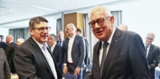 Tarifgespräche begonnen: Noch kein Angebot der Arbeitgeber Die Verhandlungsführer von IG Metall und Metall NRW, Giesler und Kirchhoff, haben schon in zahlreichen Tarifverhandlungen miteinander gerungen.