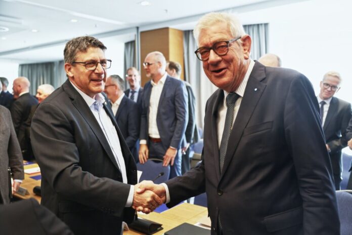 Tarifverhandlungen der Metall- und Elektroindustrie Die Verhandlungsführer von IG Metall und Metall NRW, Giesler und Kirchhoff, haben schon in zahlreichen Tarifverhandlungen miteinander gerungen.