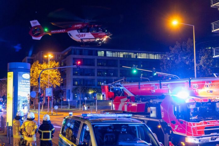 Jugendlicher nach Trainsurfing gestorben. Bei der Rettung des 14-Jährigen war auch ein Hubschrauber im Einsatz.