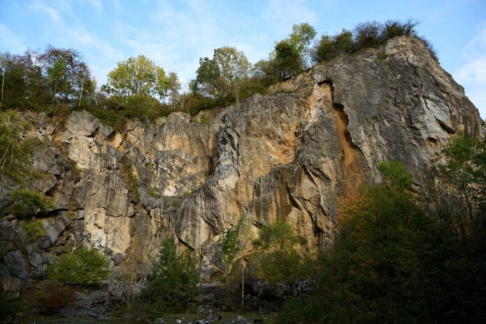 21-Jährige stürzt 15 Meter in die Tiefe und stirbt Unglück beim Bungee-Jumping - eine 21-Jährige starb in einem Steinbruch.