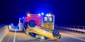 A535: Unfall mit vier Verletzten bei Velbert Eines der Autos liegt auf dem Dach. Foto: Feuerwehr Velbert