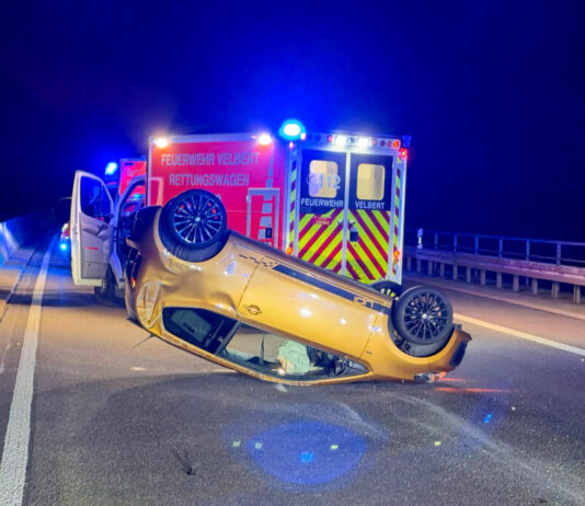 A535: Unfall mit vier Verletzten bei Velbert Eines der Autos liegt auf dem Dach. Foto: Feuerwehr Velbert